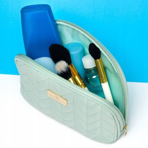 praktyczna kosmetyczka damska w kolorze zielonym pokryta jodełkowym wzorem na Arena.pl