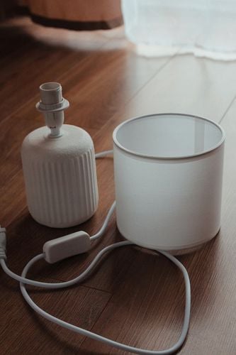 Lampka nocna z abażurem biała ceramiczna ryflowana DION D1 na Arena.pl