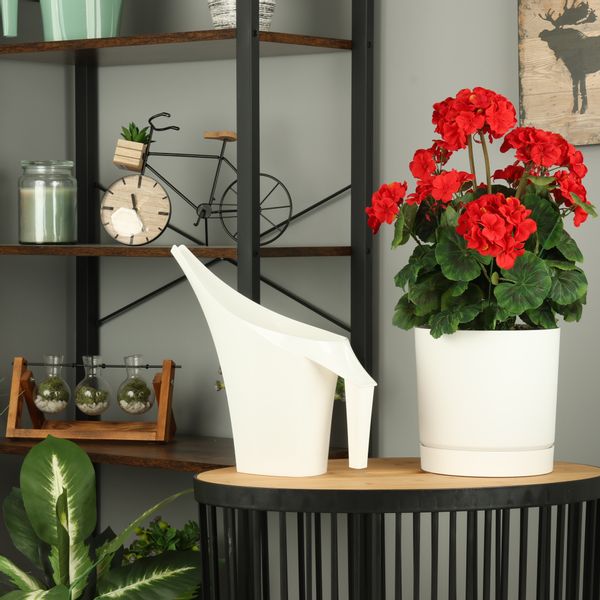 Konewka o pojemności 2 litrów wykonana z wytrzymałego białego plastiku zdjęcie 3