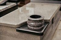 Elegancka Fioletowa Misa Nagrobna Granitowa Tulipan (Orion) 25cm