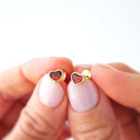 Złote kolczyki serduszka z bursztynem, delikatne kolczyki serca bursztyn