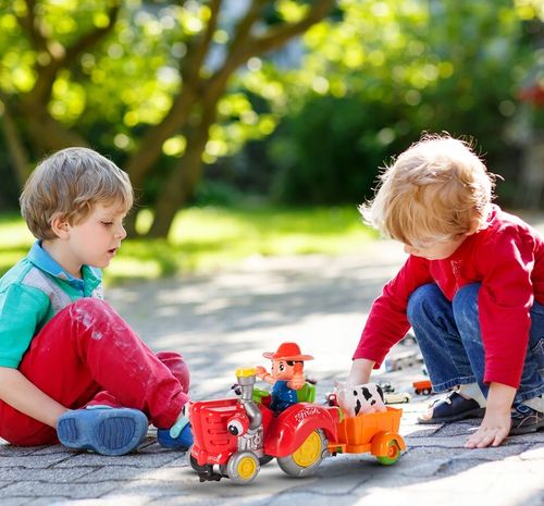 TRAKTOR TRAKTOREK FARMERA Z PRZYCZEPKĄ INTERAKTYWNY JEŹDZI ŚPIEWA KRÓWKA na Arena.pl
