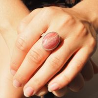 Pierścionek regulowany z owalnym Rodochrozytem w srebrze młotkowanym 3