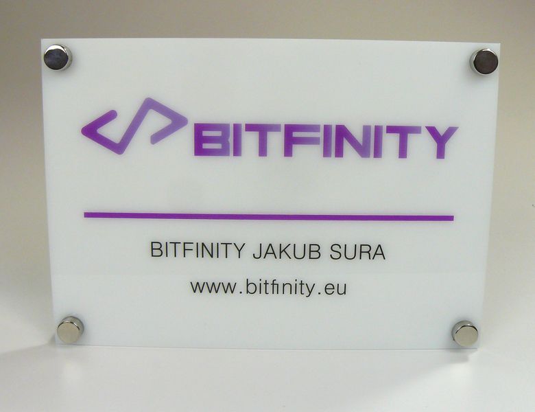 tabliczka szyld z plexi firmowa informacyjna z nadrukiem UV format A4 zdjęcie 4