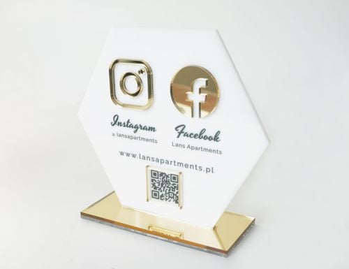 Biała statuetka z plexi z nadrukiem UV i złotymi elementami na Arena.pl