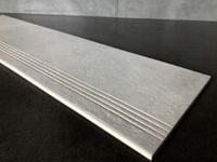 Betonowe schody, szare płytki z rowkiem 100x30