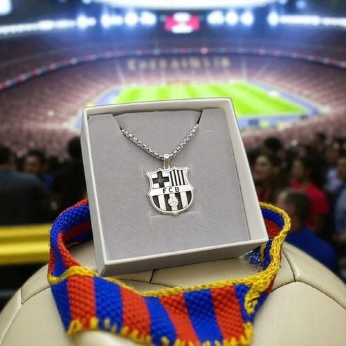 Zawieszka srebrna FCB na Arena.pl