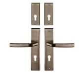 KLAMKA ZEWNĘTRZNA+SZYLD ZEUS 72MM NA WKŁADKĘ LEWA PATYNA