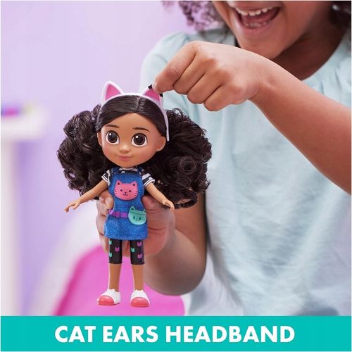 KOCI DOMEK GABI LALKA GABBY W PODRÓŻY Z CZAPKĄ I OPASKĄ KOCIE USZY 20 CM na Arena.pl