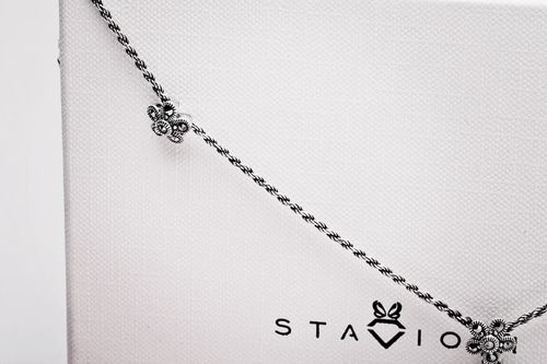 srebrny naszyjnik z kwiatkami i markazytami na Arena.pl