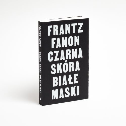 Czarna skóra, białe maski na Arena.pl