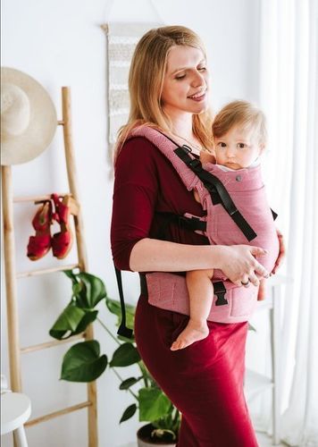 Nosidełko Kavka Multi-age: Strawberry Herringbone Regulowane na Arena.pl
