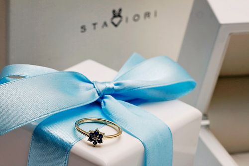 pierścionek z szafirami w kształcie kwiatka na Arena.pl