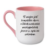 KUBEK "TO MIEJSCE JEST KOMPLETNIE CHORE" Wzór - Elegant Coffee Różowy 330 ml