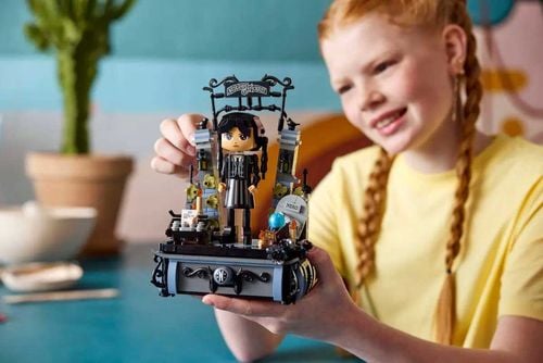 76780 - lego wednesday - figurka wednesday addams na Arena.pl