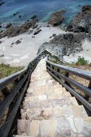 FOTOTAPETA WIDOK SCHODY MORZE OCEAN SKAŁY PLAŻA