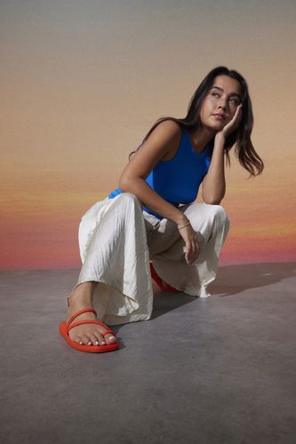 Crocs Damskie Buty Sandały Klapki Miami Frosted Loop 211253 Sandal 36-37 na Arena.pl