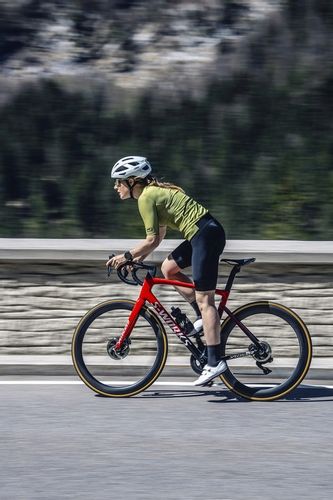 Kask rowerowy ABUS Macator Gleam silver - M na Arena.pl