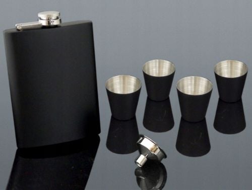 Elegancka Czarna Piersiówka Z Kieliszkami I Lejkiem W Zestawie Prezentowym na Arena.pl