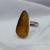 Srebrny pierścionek z bursztynem