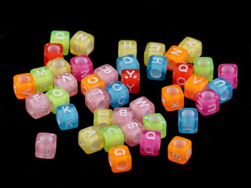 KOSTKI Z LITERKAMI NEONOWE 6MM 20SZT na Arena.pl