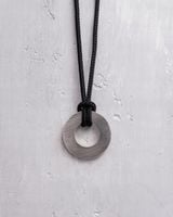 Srebrny wisiorek METAM (na sznurku)