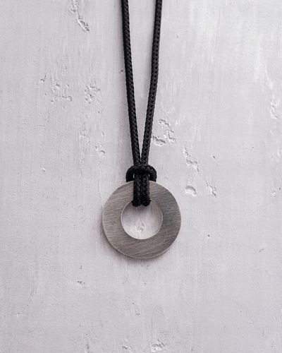 Srebrny wisiorek METAM (na sznurku) na Arena.pl