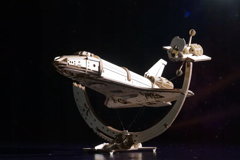 Puzzle 3D UGEARS Wahadłowiec NASA Discovery zdjęcie 13
