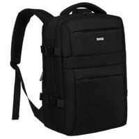 plecak podróżny w czarnym kolorze zawieszony na regulowanych szelkach