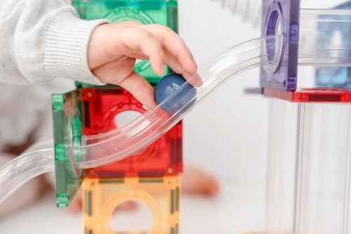 Connetix: klocki magnetyczne tor kulkowy kulodrom Ball Runn 92 elementy na Arena.pl