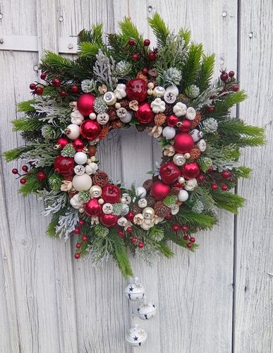 Wianek świąteczny 50 cm czerwony z białymi dzwonkami i zimowymi dodatkami na Arena.pl