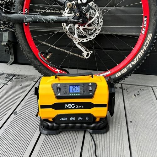 Kompresor samochodowy MBG Pro 12 V 230 V sprężarka pompka latarka 35 l/min na Arena.pl