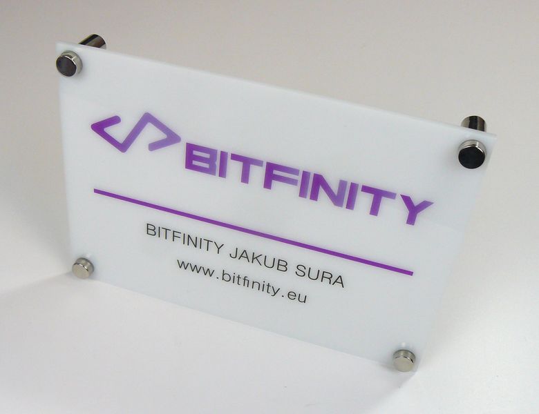 tabliczka szyld z plexi firmowa informacyjna z nadrukiem UV format A4 zdjęcie 2