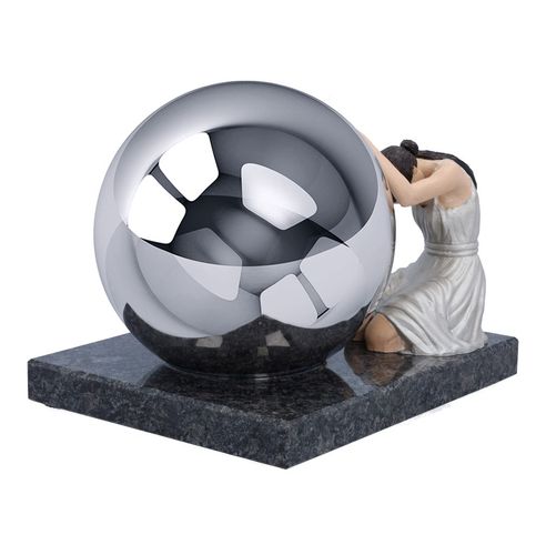 Urna „Smutek” z pogrążoną w żałobie kobietą – artystyczny hołd / Design 2 na Arena.pl