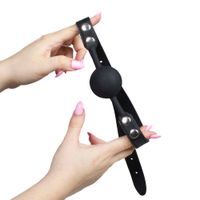 knebel silikonowy na regulowanym pasku.