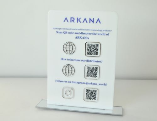 Tabliczka social media A4 plexi z nadrukiem UV i srebrnymi elementami na Arena.pl