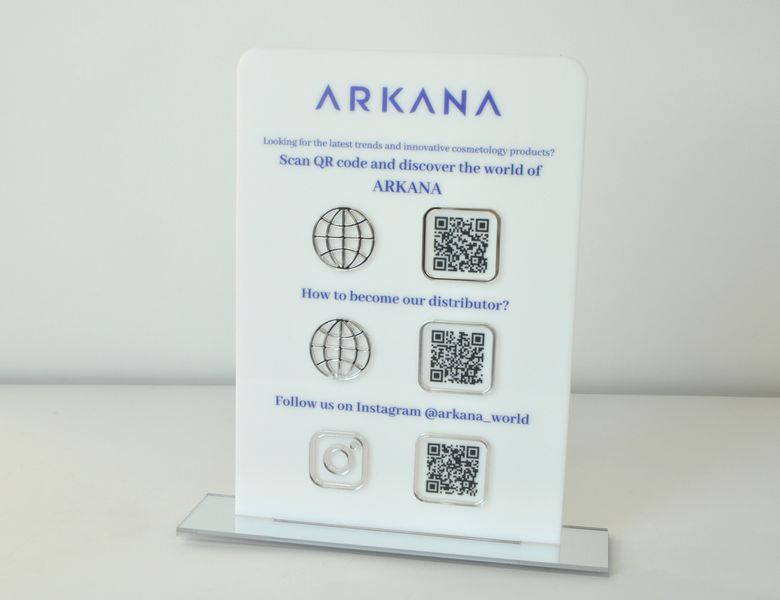 Tabliczka social media A4 plexi z nadrukiem UV i srebrnymi elementami zdjęcie 4