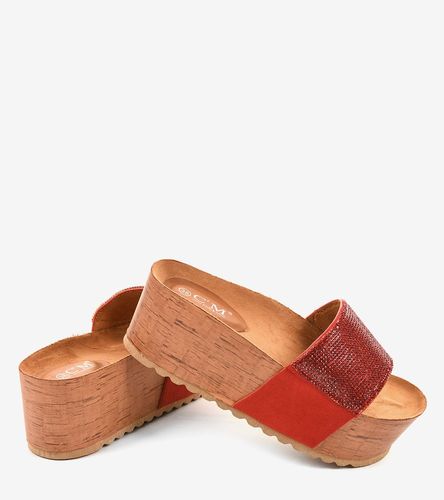 Czerwone klapki na platformie 77-99 37 na Arena.pl