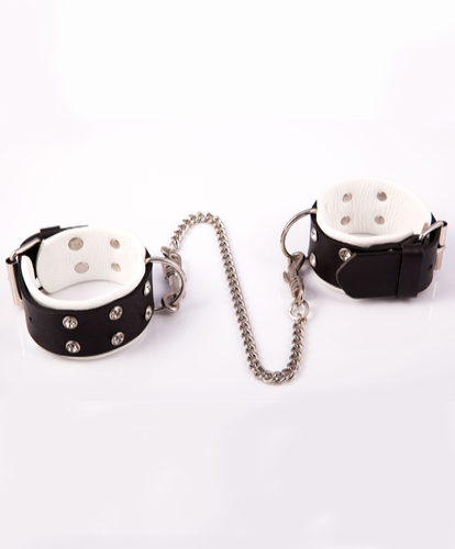 Kajdanki dla niej z białymi elementami - na nogi na Arena.pl