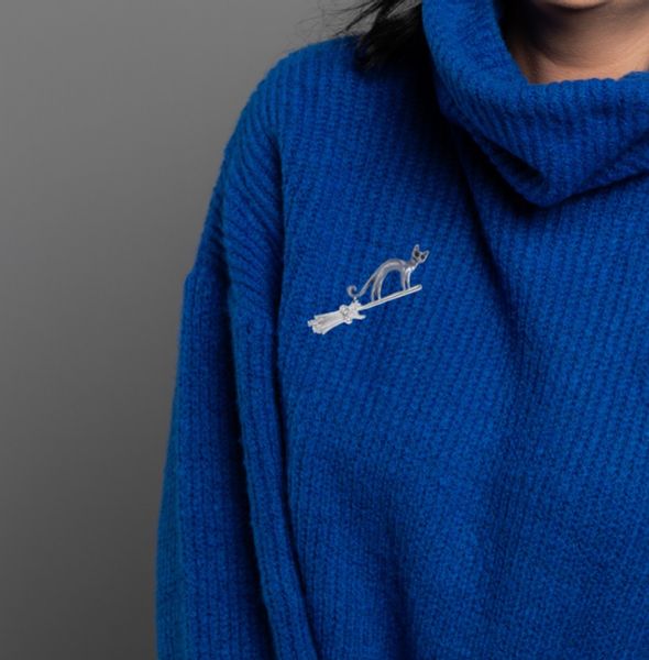 Broszka z cyrkoniami srebrna czarny kot na miotle kotek przypinka zdjęcie 4