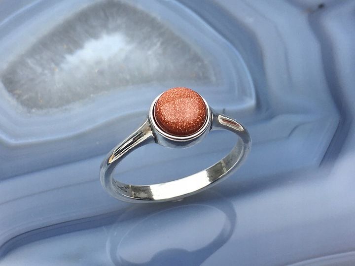 klasyczny pierścionek z małym oczkiem piasek pustyni rozmiary do wyboru zdjęcie 1