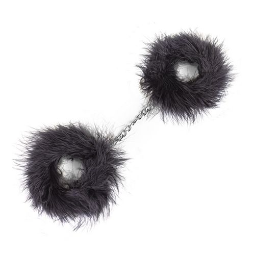 kajdanki na ręce z czarnym futerkiem i łańcuszkiem. krępowanie ruchów. na Arena.pl