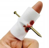 16 0294 Halloween Palec Przebity Gwóźdź Śmieszny Krew Strach Rana Hit