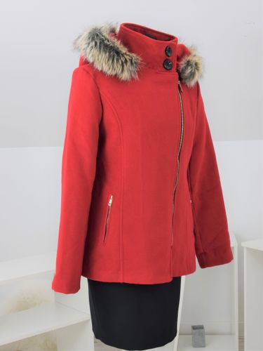 Czerwona kurtka z futrem na Arena.pl