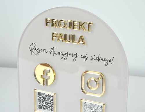 Tabliczka social media z plexi z nadrukiem UV i złotymi elementami na Arena.pl