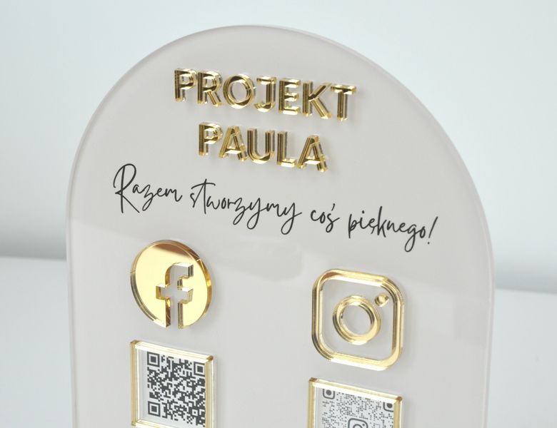 Tabliczka social media z plexi z nadrukiem UV i złotymi elementami zdjęcie 3