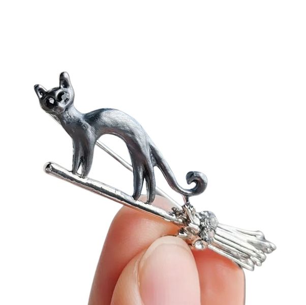 Broszka z cyrkoniami srebrna czarny kot na miotle kotek przypinka zdjęcie 5