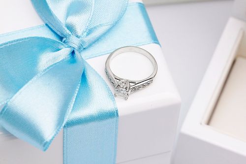 Złoty pierścionek PBD3707 - Diament na Arena.pl