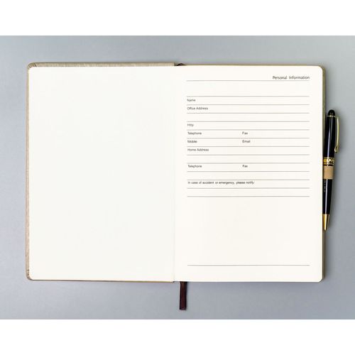 beżowy notes w formacie b5 zadrukowany w kropki, wyposażony na Arena.pl