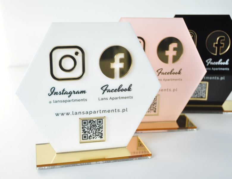 Biała statuetka z plexi z nadrukiem UV i złotymi elementami zdjęcie 5